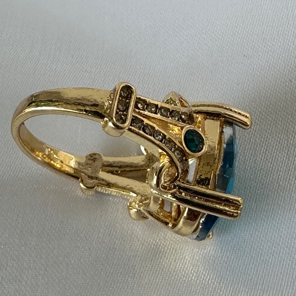 Golden Ring Inlaid Large Zirconia. - Picture 8 of 12